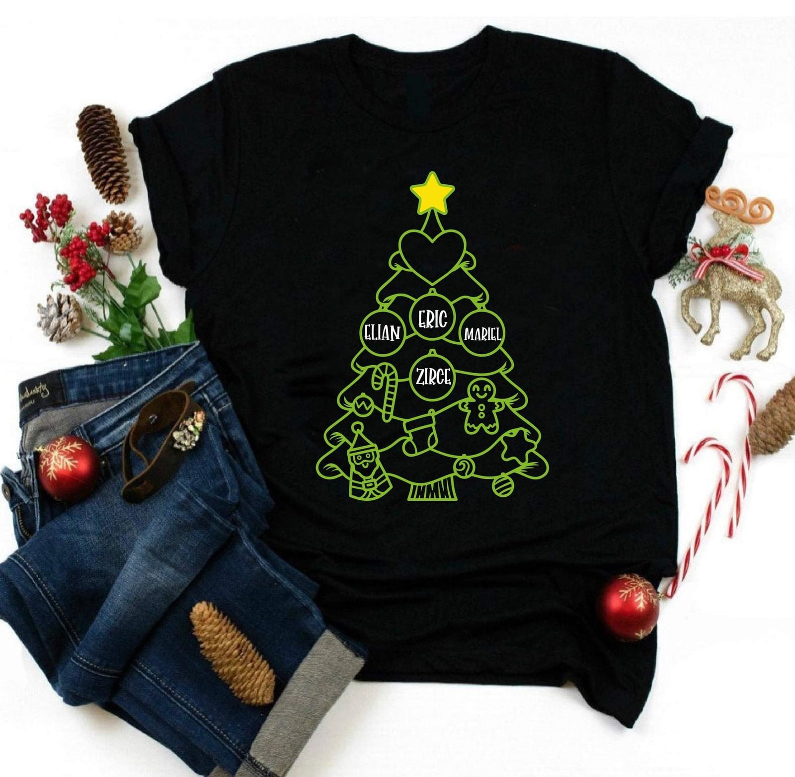 Árvore de Natal personalizada com nomes e enfeites